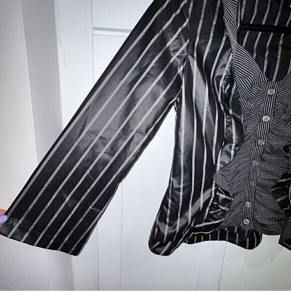 New, Finley Camille Stripe Print Ruched Ruffle Button Front Long Sleeve Top - Picture 4 of 6